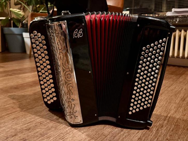 Accordeon B-griff (do derde rij) in nieuwstaat, Muziek en Instrumenten, Accordeons, Zo goed als nieuw, Knopaccordeon, 96-bas, Overige merken