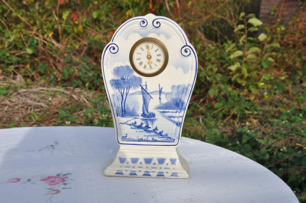horloge en faience decor delft accidentée, Antiquités & Art, Antiquités | Horloges, Enlèvement ou Envoi