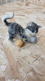 Figurine chaton tigré jouant avec des pelotes de laine, Collections, Enlèvement