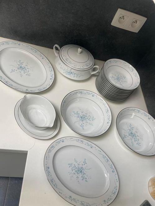 Noritake servies lichtblauw bloemen van serie ‘Carolyn 2693’, Antiek en Kunst, Antiek | Servies compleet, Ophalen