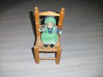 groen popje (meisje) met stenen hoofdje op rieten stoeltje, Verzamelen, Nieuw, Ophalen of Verzenden, Pop