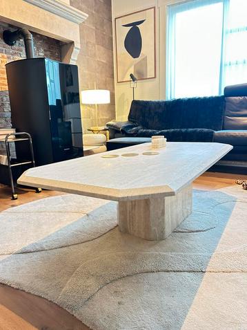 Vintage Italiaanse Travertin salontafel beschikbaar voor biedingen