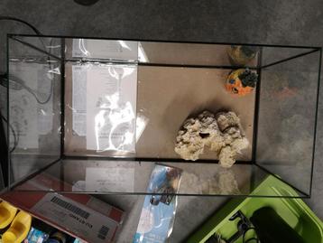 Acquarium met filter en alle producten en toebehoren.  beschikbaar voor biedingen