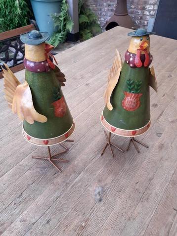 2 poules décoratives en métal beschikbaar voor biedingen