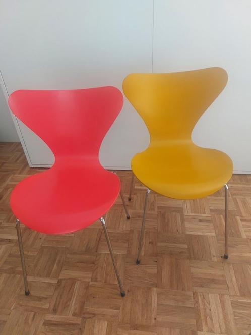2 FRITZ HANSEN Serie 7 chairs ( Burnt Yellow & Neon Pink ), Huis en Inrichting, Stoelen, Zo goed als nieuw, Twee, Hout, Overige kleuren
