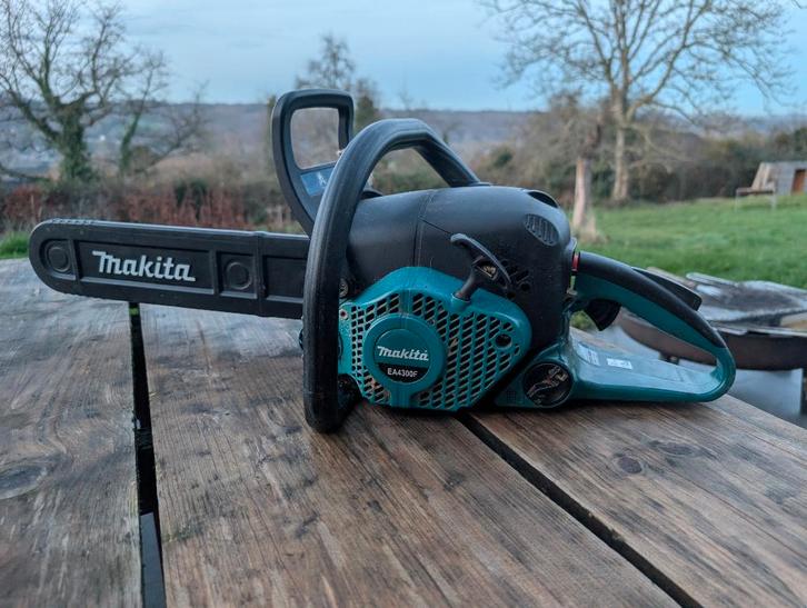 Makita EA4300F kettingzaag — 3CV — gereviseerd — 300€, Doe-het-zelf en Bouw, Gereedschap | Zaagmachines, Gebruikt, Kettingzaag