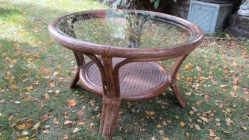 Vintage Rotan salontafel met glazen blad beschikbaar voor biedingen