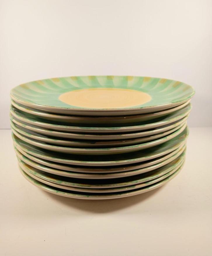 12 assiettes décor fleur - fama, Huis en Inrichting, Keuken | Servies, Zo goed als nieuw, Bord(en), Overige stijlen, Keramiek