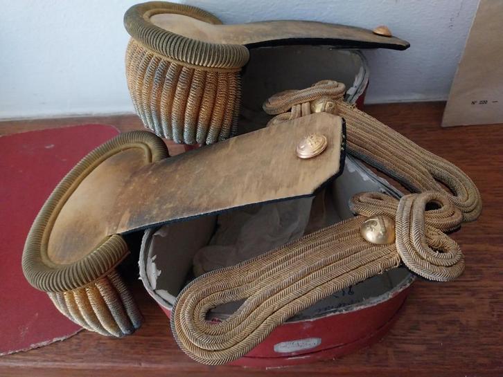 Epaulettes + éEpaulettes trèfles et boite Colonel 28 ième Ar, Collections, Objets militaires | Général, Autres, Enlèvement ou Envoi
