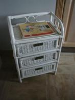 wit rotan ladenkastje en witte kledingkapstok, Huis en Inrichting, Ophalen, Overige materialen, Zo goed als nieuw, 3 of 4 laden