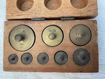 Antieke apotheker gewichtjes in origineel houten kistje. beschikbaar voor biedingen