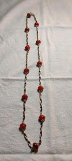 Zilverkleurige ketting met rode parels, Ophalen of Verzenden, Zo goed als nieuw, Rood, Kunststof