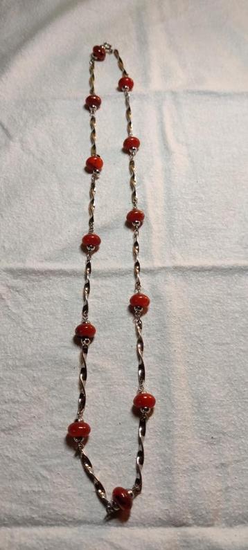 Zilverkleurige ketting met rode parels  beschikbaar voor biedingen