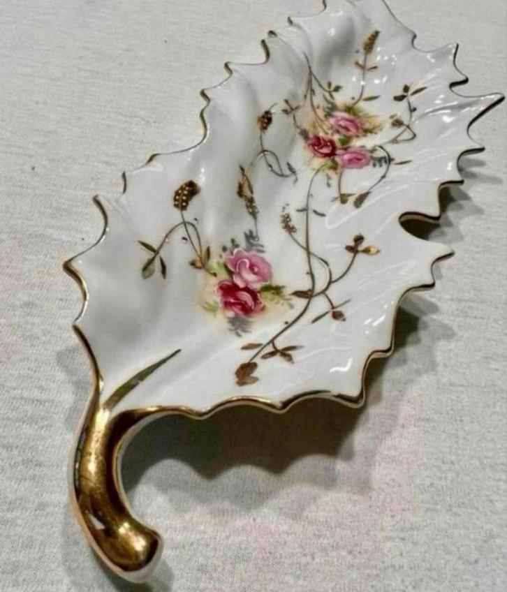 Leaf-Style Porselein schaal servies Gold-trimmed Japan Roses, Antiek en Kunst, Antiek | Schalen, Ophalen of Verzenden