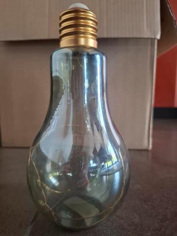 Licht decoratie in de vorm van een peertje. beschikbaar voor biedingen