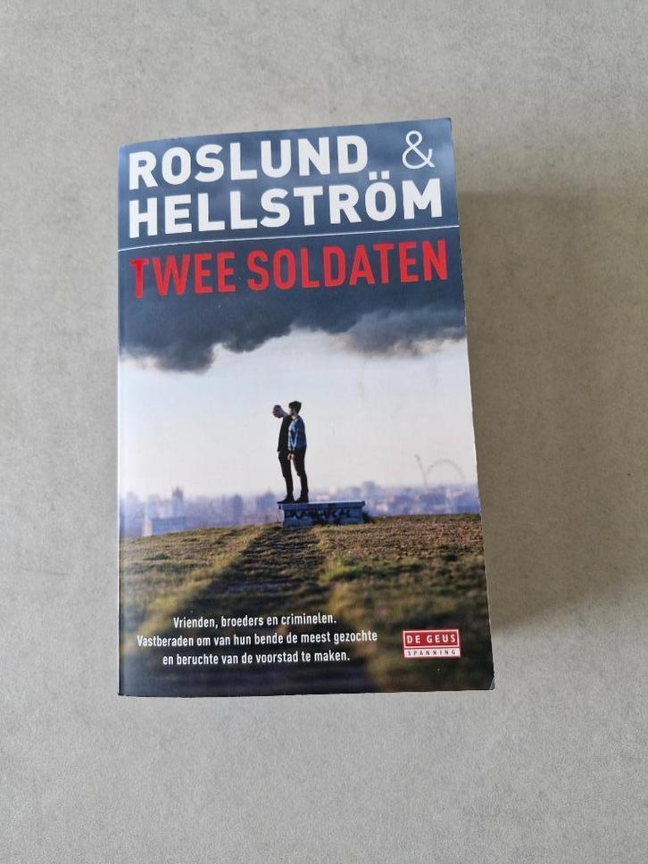 Twee soldaten - Roslund & Hellström, Boeken, Thrillers, Scandinavië, Ophalen of Verzenden