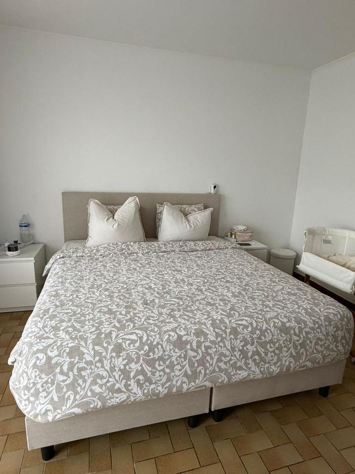 Lit 180x200 avec sommier intégré – bon état, Maison & Meubles, Chambre à coucher | Lits, Comme neuf, 200 cm, Tissu, Beige, Enlèvement