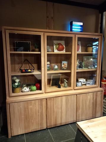 Vitrine kast beschikbaar voor biedingen