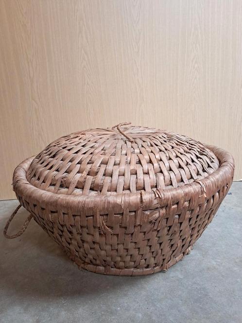 Grote handgevlochten mand met deksel, Huis en Inrichting, Woonaccessoires | Schalen en Manden, Gebruikt, Mand, Riet, Ophalen