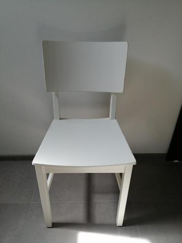 Prachtige witte houten stoel Comfortabel en van goede kwalit