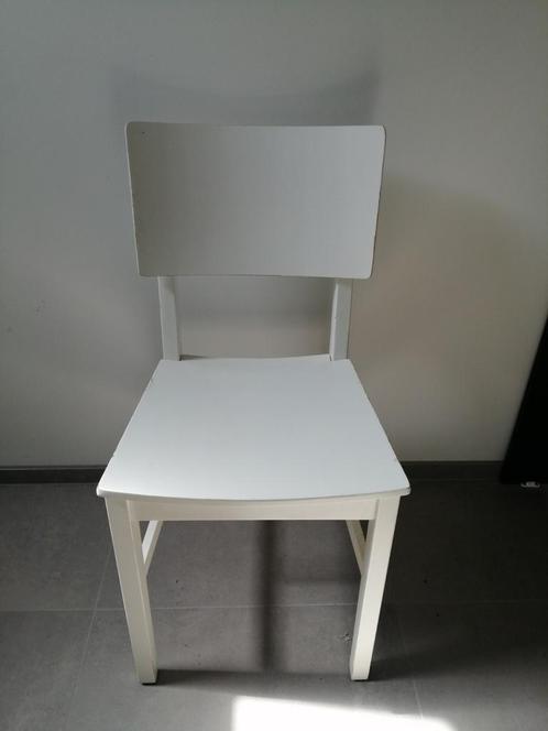 Belle chaise blanche en bois Confortable et bonne qualité, Maison & Meubles, Chaises, Utilisé, Bois, Enlèvement