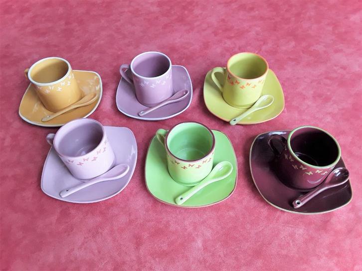 Set porseleinen kopjes, lepels, schotels, originele doos, Huis en Inrichting, Keuken | Servies, Nieuw, Kop(pen) en/of Schotel(s)