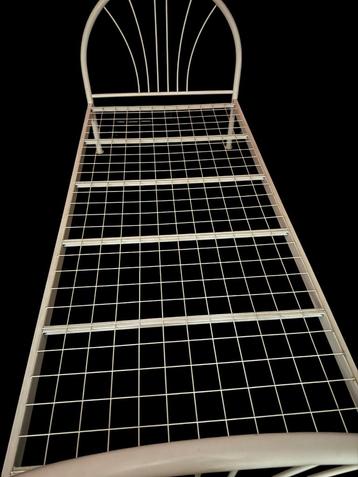 Bedframe metaal beschikbaar voor biedingen