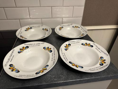 Set van 4 diepe borden - Mosselen thema, Huis en Inrichting, Keuken | Servies, Nieuw, Bord(en), Keramiek, Ophalen