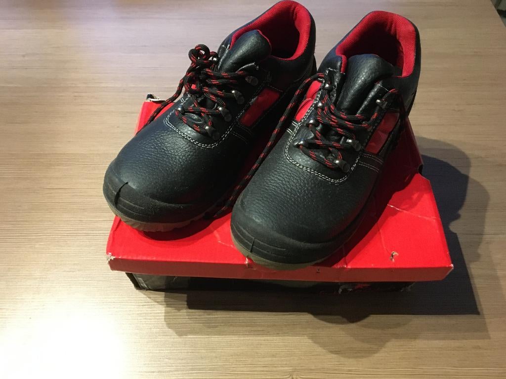 Lage werkschoenen maat 39 van student (nieuwprijs 71 euro), Doe-het-zelf en Bouw, Veiligheidskleding, Zo goed als nieuw, Ophalen