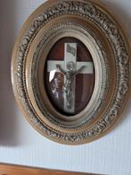 Crucifix encadré, Ophalen