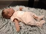 silicone reborn baby meisje met balljoint, Verzamelen, Ophalen of Verzenden, Zo goed als nieuw, Babypop, Levensecht of Reborn