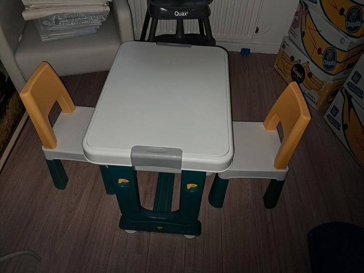Leuke kinderspeeltafel met 2 stoelen, Kinderen en Baby's, Speelgoed | Speeltafels, Zo goed als nieuw, Ophalen of Verzenden