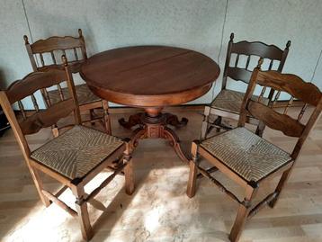 Antieke tafel met stoelen beschikbaar voor biedingen