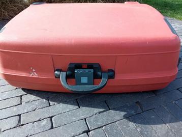 Reiskoffer (sloten zijn aan vervanging toe) beschikbaar voor biedingen