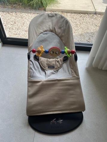 Baby bjorn wipstoel + speelboog + extra hoes beschikbaar voor biedingen