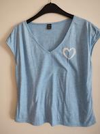 Ti shirt bleu clair, un coeur, taille M, Kleding | Dames, Ophalen of Verzenden, Zo goed als nieuw, Blauw