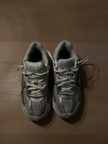 Nike schoenen ( zoom vomero 5) beschikbaar voor biedingen