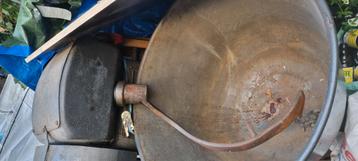 Oude deegkneder curiosa of eyecatcher beschikbaar voor biedingen