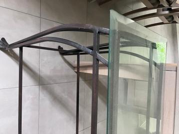 IJzeren tafel met glas Italiaanse stijl  beschikbaar voor biedingen