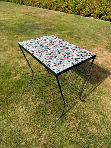 Vintage bijzettafel beschikbaar voor biedingen