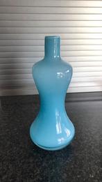 Decoratieve vaas in licht blauw glas (hoogte 24cm), Huis en Inrichting, Woonaccessoires | Vazen, Glas, Blauw, Zo goed als nieuw