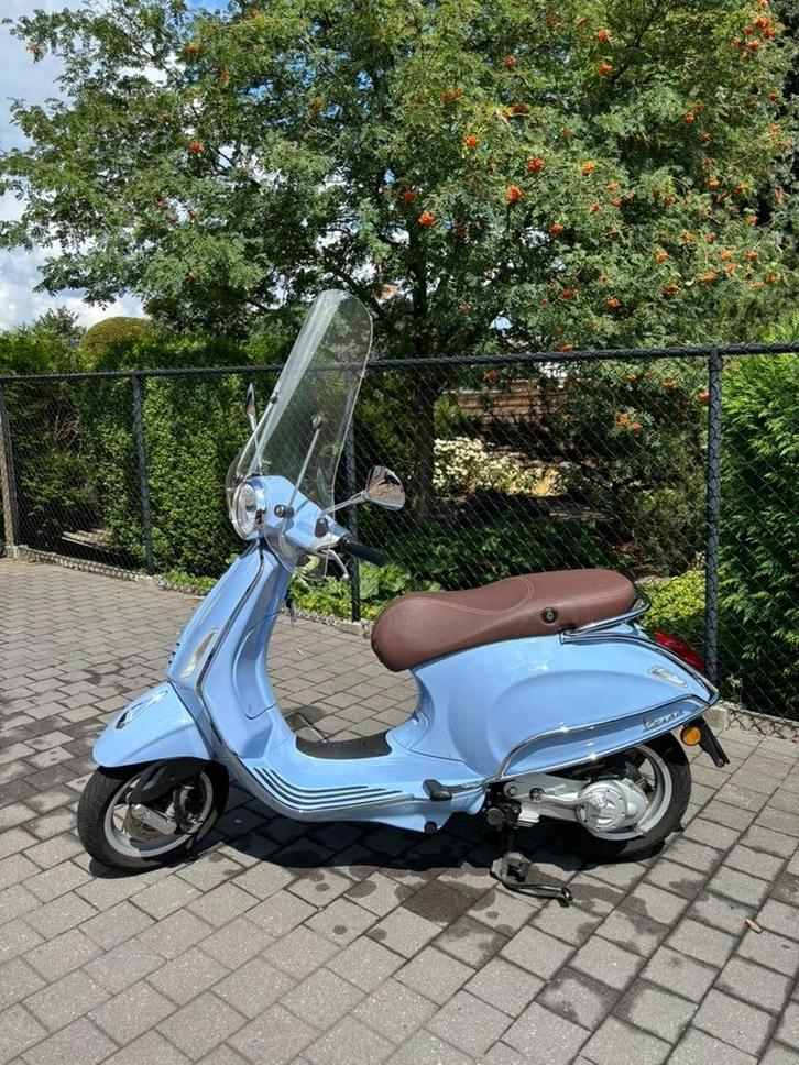 Vespa Primavera Azzurro Pastello (2018 - 50cc), Fietsen en Brommers, Scooters | Vespa, Zo goed als nieuw, Vespa S, Klasse B (45 km/u)