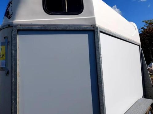 Polyester paardentrailer voor 2 paarden, Dieren en Toebehoren, Paarden en Pony's | Trailers en Aanhangwagens, Zo goed als nieuw