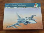 JAS 39 GRIPEN TWEEZITSBANK, Hobby en Vrije tijd, Italeri, Ophalen of Verzenden, Zo goed als nieuw, Groter dan 1:72