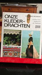 Onze klederdrachten - Constance Nieuwhoff, Livres, Loisirs & Temps libre, Comme neuf, Enlèvement ou Envoi, Broderie ou Couture