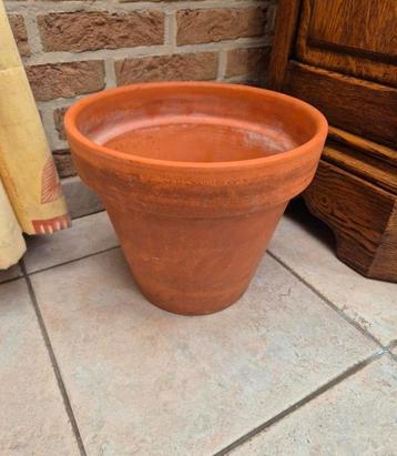 Grand terracotta bloempot H24cm diameter is 27 cm beschikbaar voor biedingen