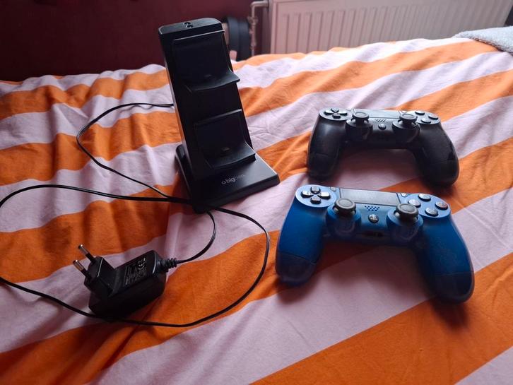 Manettes ps4 + support de recharge, Games en Spelcomputers, Spelcomputers | Xbox One, Gebruikt, Ophalen