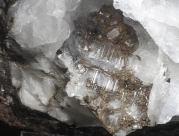 CALCIET + CERUSSIET kristallen in geode. beschikbaar voor biedingen