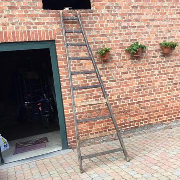 Authentieke houten ladder beschikbaar voor biedingen