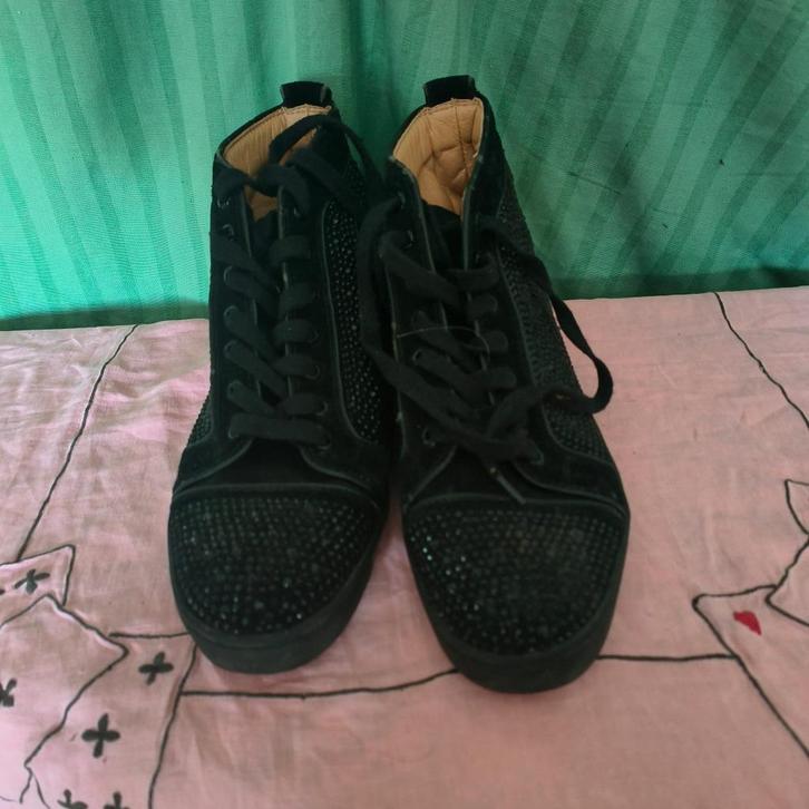 Louboutin sneakers maatje 40, Kleding | Dames, Schoenen, Zo goed als nieuw, Sneakers, Zwart, Ophalen
